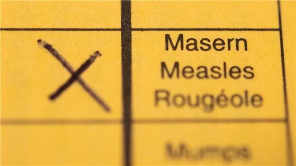 Masern-Impfquote von Bremer Kindern etwa im Durchschnitt Ein Impfpass mit einem Kreuz bei der Masern-Impfung liegt auf einem Tisch.