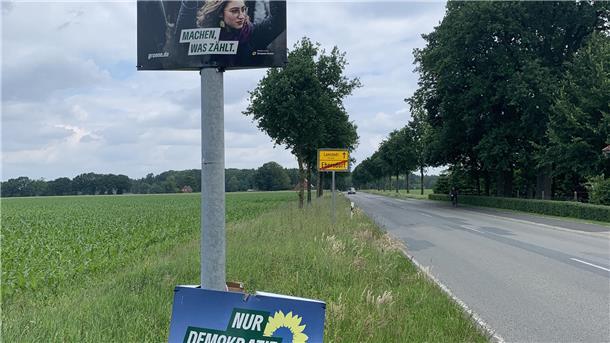 „Ein in der Ortschaft Ebersdorf durch Vandalismus zerstörtes Wahlplakat wurde umgehend adäquat ersetzt", teilen die Grünen mit.
