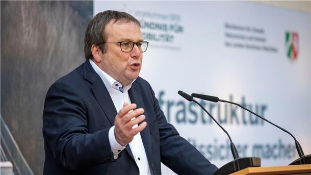 NRW-Verkehrsminister fordert Tempo für Infrastrukturfonds Ein Infrastrukturfonds könne nur dann effektiv sein, wenn es gelinge, die Investitionen klar zu priorisieren, sagt Oliver Krischer.