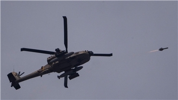Ein israelischer Apache-Hubschrauber feuert eine Rakete auf den Gazastreifen ab.