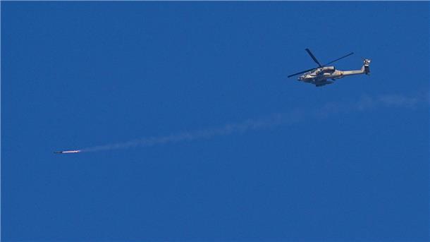 Ein israelischer Apache-Hubschrauber feuert eine Rakete in Richtung des Gazastreifens ab.