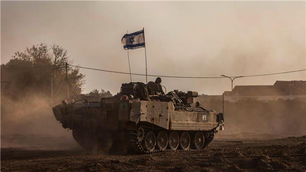 Ein israelischer Panzer fährt in der Nähe der Grenze zwischen Israel und Gaza.