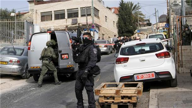 Zwei Anschläge in Jerusalem, zwei Versuche im Westjordanland Ein israelischer Polizist sichert den Ort eines erneuten Angriffs, einen Tag nach dem tödlichen Terroranschlag nahe einer Synagoge.