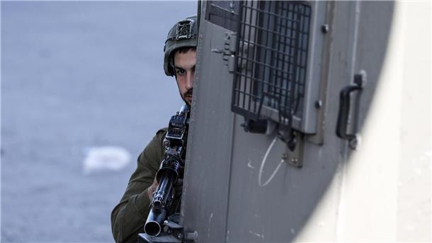 Westjordanland: Palästinenser greifen deutsche Touristen an Ein israelischer Soldat im Einsatz im Westjordanland. (Symbolbild)