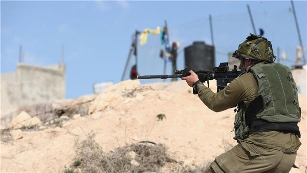 Palästinenser: 16-Jähriger bei Konfrontationen erschossen Ein israelischer Soldat legt seine Waffe an bei Zusammenstößen mit palästinensischen Demonstranten (Archivbild).