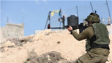 Ein israelischer Soldat legt seine Waffe an bei Zusammenstößen mit palästinensischen Demonstranten (Archivbild).