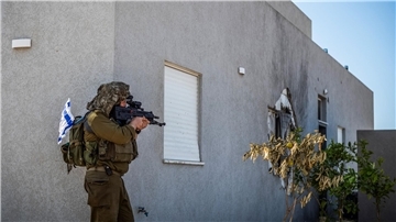 Ein israelischer Soldat patrouilliert nach dem Hamas-Anschlag in einem Gebiet der Stadt.