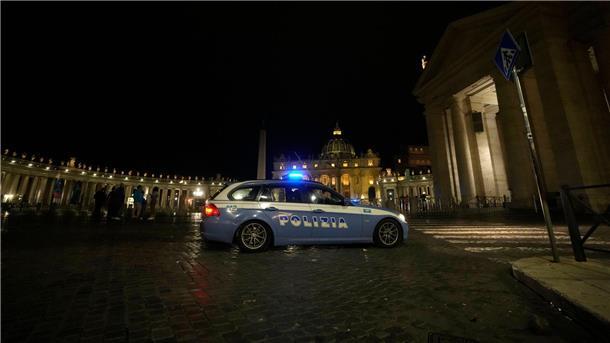 Alarm im Vatikan: Auto rast durch Kontrollstelle in Innenhof Ein italienisches Polizeiauto fährt am späten Abend vor dem Petersplatz im Vatikan vorbei.