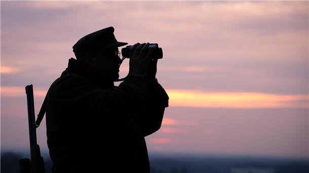 Zahl der Jäger bleibt bei 60.000 in Niedersachsen Ein Jäger blickt durch sein Fernglas in der Abenddämmerung. In Nordrhein-Westfalen startet die Messe Jagd & Hund.