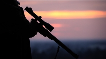 Ein Jäger hält sein Gewehr in der Abenddämmerung. Ein solches Gewehr wurde einem Jäger in Lamstedt (Kreis Cuxhaven) nun zum Verhängnis. (Symbolbild)
