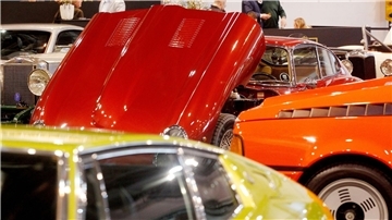 Ein Jaguar E-Type und andere Oldtimer auf der Oldtimermesse Techno-Classica in Essen.
