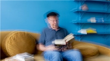 Ein Jahr hinter einem Schleier: So verschwommen wie dieses Bild war lange Zeit Rüdiger Holschers Sicht nach einer Augen-Operation.