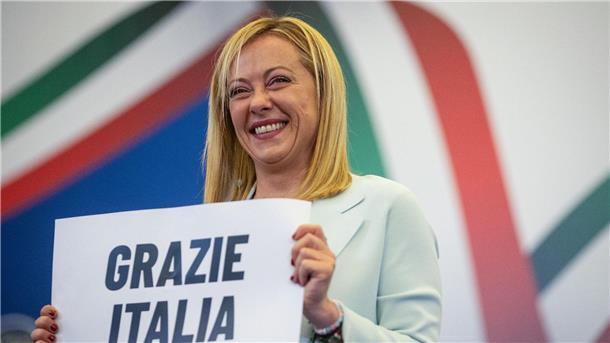 Gekommen um zu bleiben: Ein Jahr Giorgia Meloni Ein Jahr ist es her, dass Giorgia Meloni in Italien die Wahl zu Italiens Ministerpräsidentin gewann.