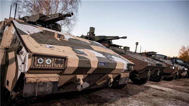Rüstungsbranche wartet auf Aufträge aus 100-Milliarden-Paket Ein Jahr nach der Ankündigung von 100 Milliarden Euro schweren Investitionen in die Bundeswehr blickt Deutschlands Rüstungsbranche optimistisch nach vorne.