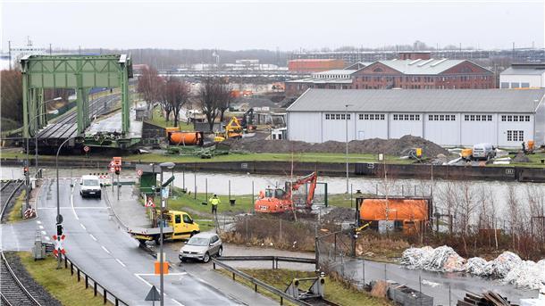 Ein Jahr nach der Havarie der Drehbrücke soll eine Fähre die Verbindung zur Columbusinsel wieder herstellen. Derzeit wird an der Straße zu den Rampen gebaut, zwischen denen die Fähre als Ponton gelegt werden kann.
