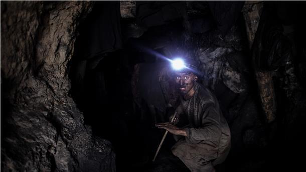 Verlorene Kindheit in Afghanistan Ein Junge, der als Bergmann arbeitet, steigt in eine Kohlemine hinab.