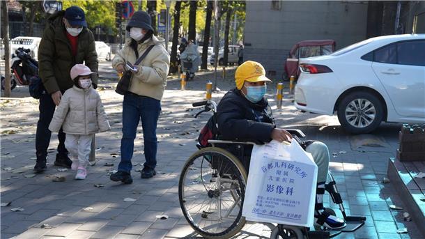 China ordnet mehr Vorbeugung wegen Atemwegsinfektionen an Ein Junge in einem Rollstuhl hält in Peking eine Tasche aus der radiologischen Abteilung eines Kinderkrankenhauses. In den vergangenen Tagen hatten Berichte über die starke Häufung von Atemwegserkrankungen bei Kindern Sorgen aufkommen lassen.