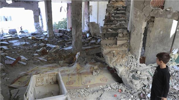 Palästinenser: 14 Tote in Dschenin Ein Junge steht in Dschenin in den Trümmern einer Moschee, die nach einem israelischen Luftangriff zerstört wurde (Archivbild).