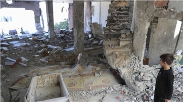 Ein Junge steht in Dschenin in den Trümmern einer Moschee, die nach einem israelischen Luftangriff zerstört wurde (Archivbild).