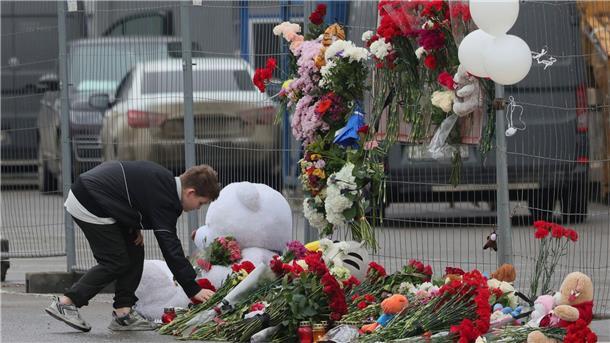 Anschlag bei Moskau: Was wir wissen - und was nicht: Ein Junge trauert um die Opfer des Anschlags auf die Crocus City Hall in Moskau.