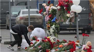 Ein Junge trauert um die Opfer des Anschlags auf die Crocus City Hall in Moskau.
