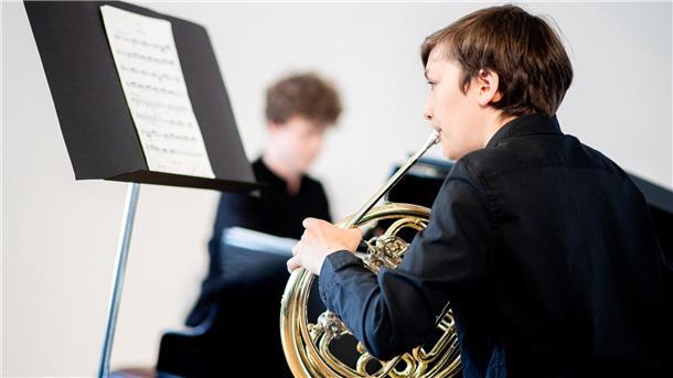 Ein junger Hornist spielt bei einem Vorspiel im Rahmen des Bundeswettbewerbs "Jugend musiziert" auf seinem Instrument. Auch aus dem Kreis Rotenburg können wieder an dem Wettbewerb teilnehmen.