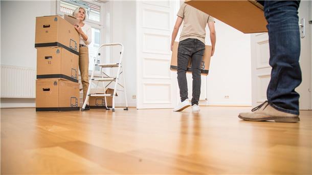 Junge Erwachsene ziehen wieder früher aus Ein junger Mann, eine ältere Frau und ein älterer Mann tragen Umzugskartons in eine Wohnung. In Deutschland betrug das Durchschnittsalter beim Auszug geschlechterübergreifend 23,8 Jahre.