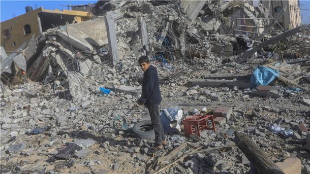 Das politische Weltklima belastet Klimakonferenz in Dubai Ein junger Palästinenser auf den Trümmern von zerstörten Häusern nach israelischen Angriffen in Chan Juni im Gazastreifen.