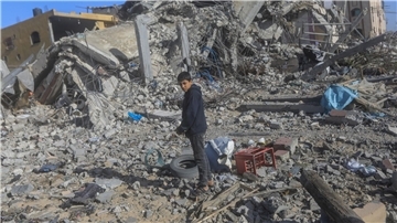 Ein junger Palästinenser auf den Trümmern von zerstörten Häusern nach israelischen Angriffen in Chan Juni im Gazastreifen.