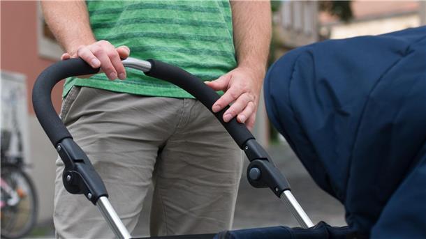 Transsexuelle können Mutter- und Vaterschaft nicht verändern Ein junger Vater mit einem Kinderwagen (Symbolbild).