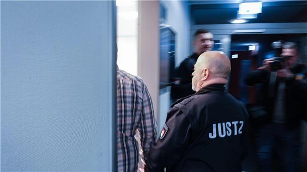 Großmutter auf Wunsch hin getötet? - Freispruch Ein Justizbeamter begleitet den Angeklagten in den Gerichtssaal.