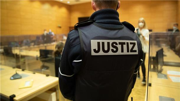 Fall Frederike: Gericht kassiert Auflagen für Verdächtigen Ein Justizbeamter steht in einem Gerichtssaal.
