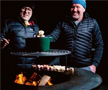 Ein Käsefondue aus dem Dutch Oven eignet sich hervorragend zum Einstieg in den Grillabend.