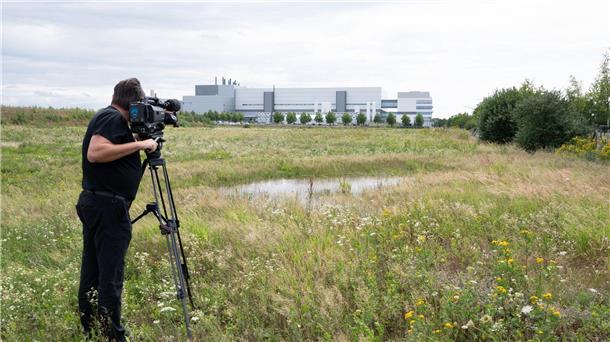 Was den Osten für TSMC und Co. so attraktiv macht Ein Kameramann auf einer Wiese im Dresdner Stadtteil Klotzsche: In der Nähe der Halbleiterfabrik von Bosch will auch der taiwanische Chiphersteller TSMC eine Fabrik errichten.