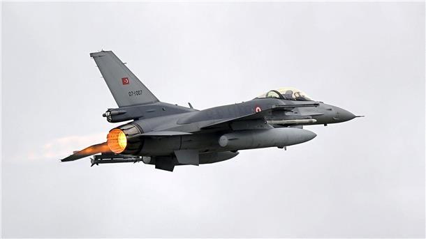 Türkei führt erneut Luftangriffe in Nordsyrien durch Ein Kampfflugzeug der türkischen Luftwaffe vom Typ F-16. (Symbolbild)