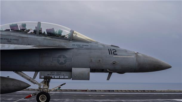 USA und Großbritannien bombardieren erneut Huthi-Stellungen Ein Kampfflugzeug Typ F/A-18F Super Hornet startet vom Flugzeugträger „USS Dwight D. Eisenhower“ (CVN-69).
