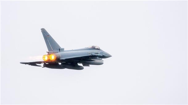 Ein Kampfflugzeug vom Typ Eurofighter Typhoon der Luftwaffe startet am Fliegerhorst Wittmundhafen mit eingeschaltetem Nachbrenner.