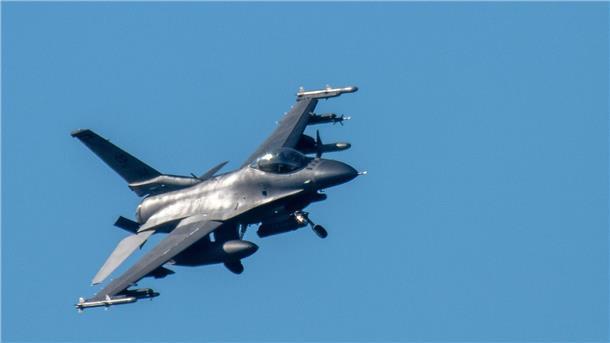 Krieg gegen die Ukraine: So ist die Lage Ein Kampfflugzeug vom Typ F-16.
