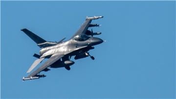Ein Kampfflugzeug vom Typ F-16 Fighting Falcon.