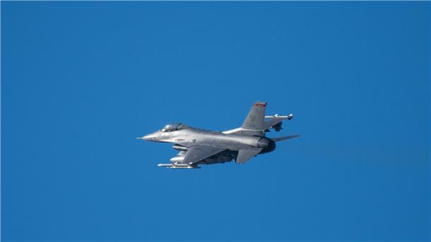 Biden: USA werden Ukraine keine F-16-Kampfjets liefern Ein Kampfflugzeug vom Typ F-16 über der Eifel bei Spangdahlem.