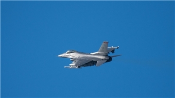 Ein Kampfflugzeug vom Typ F-16 über der Eifel bei Spangdahlem.