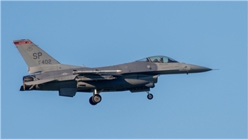 Ein Kampfflugzeug vom Typ F-16 während eines Übungsflugs.