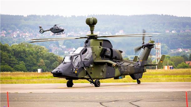 Proben für Tag der Bundeswehr: 60.000 Zuschauer erwartet Ein Kampfhubschrauber vom Typ „Eurocopter Tiger“ (vorne) startet auf dem Heeresflugplatz Bückeburg.