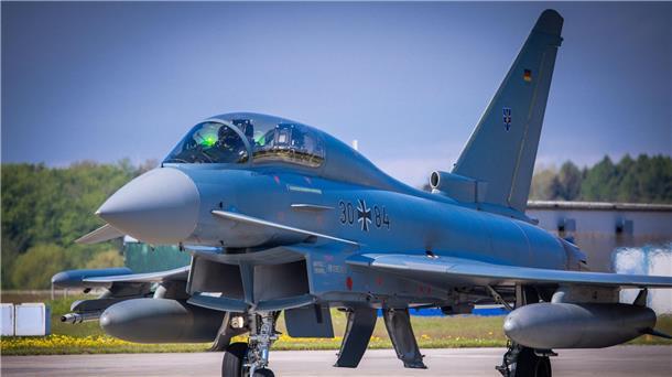 Ein Kampfjet Eurofighter der Bundeswehr auf dem Fliegerhorst Laage.