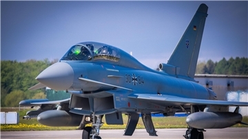 Ein Kampfjet Eurofighter der Bundeswehr auf dem Fliegerhorst Laage.