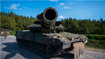 Ein Kampfpanzer der Bundeswehr vom Typ „Leopard 2 A7V“ steht auf einem Übungsplatz (Symbolfoto).