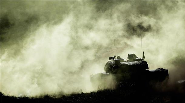 Ein Kampfpanzer Leopard 2 während einer Bundeswehrübung.