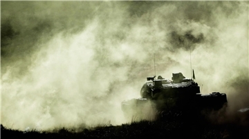 Ein Kampfpanzer Leopard 2 während einer Bundeswehrübung.