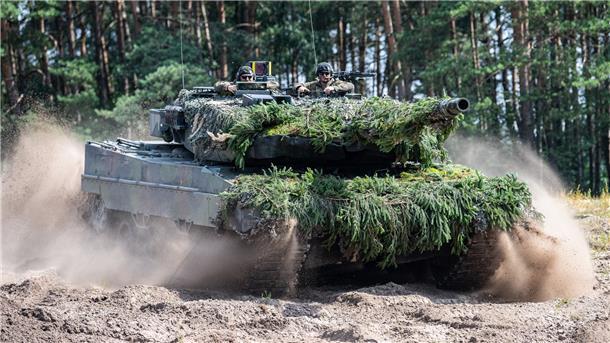 Ein Kampfpanzer vom Typ Leopard 2 im Einsatz. Mit weiteren modernen Waffensystemen aus Europa könnte sich die Ukraine möglicherweise noch besser gegen den russischen Angriff wehren. 