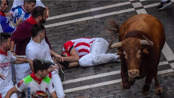 Fünf Verletzte bei gefährlicher Stierhatz in Pamplona Ein Kampfstier läuft am dritten Tag des Stiertreibens während des „Sanfermines“-Fest zwischen den Menschen umher.